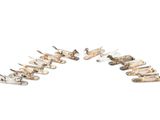 une photo représentant un ensemble d'objets métalliques sur fond blanc