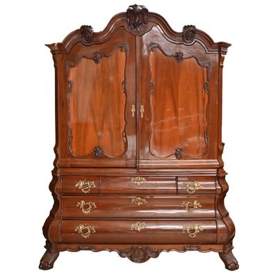 une armoire ancienne en bois avec deux tiroirs et un miroir