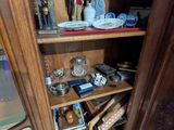 une armoire en bois sur laquelle sont posés de nombreux objets