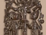 une sculpture métallique représentant un homme et une femme dans un arbre