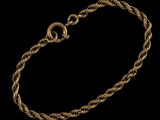 un bracelet en or avec un motif de corde torsadée et un fermoir