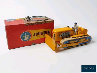 un petit bulldozer jaune et une boîte rouge sur la table