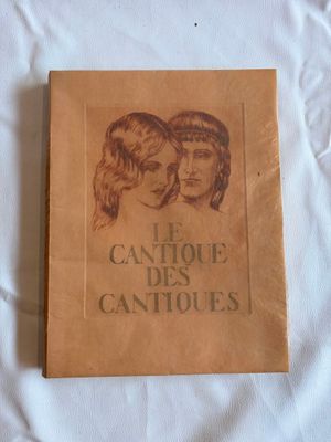 un livre marron sur lequel figure l'image de deux femmes