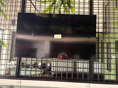 une télévision accrochée au mur dans une cage