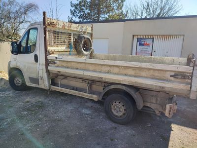 un camion blanc garé dans la poussière