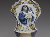 un vase sur lequel est représentée une femme avec un enfant