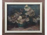 tableau représentant un vase de fleurs posé sur une table devant un fond bleu