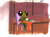 un insecte assis à une table devant une tasse de café