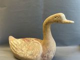 un petit canard posé sur une table
