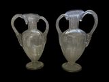 deux vases posés côte à côte sur un fond noir