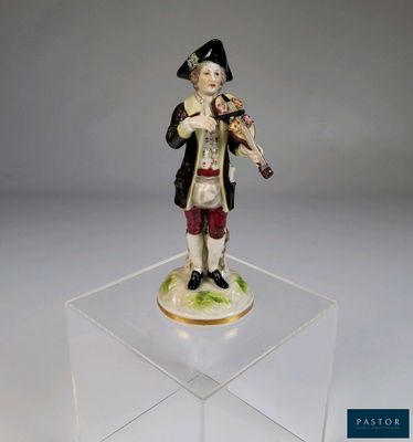 un gros plan sur une figurine représentant un homme jouant du violon
