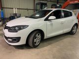 la photo d'une voiture blanche garée dans un garage