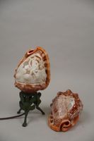 Deux coquillages richement sculptés de décor à l'Antique, l'… (photo 4)