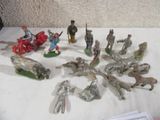 un grand nombre de figurines sur une table