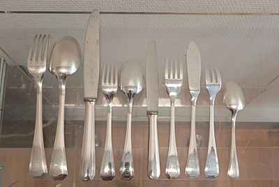 plein de fourchettes et de cuillères suspendues au plafond