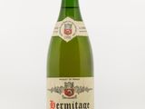 la bouteille de vin est posée sur une surface blanche