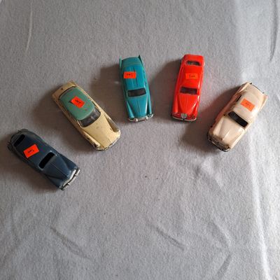plusieurs petites voitures sont disposées en cercle sur une surface blanche