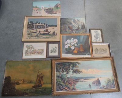 il y a beaucoup de tableaux posés par terre dans cette pièce