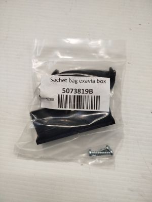 un sachet de vis posé sur une table, sur lequel figure un code-barres