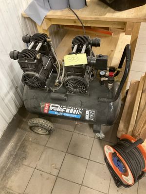 un petit compresseur d'air posé sur le sol d'une pièce