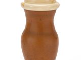 un petit vase avec un couvercle sur fond blanc