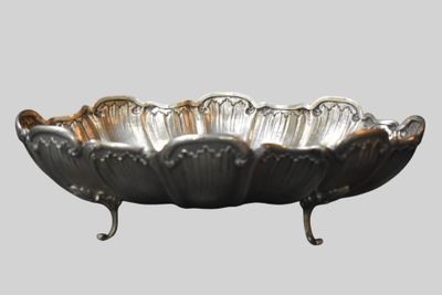 un grand bol en argent orné d'un motif décoratif