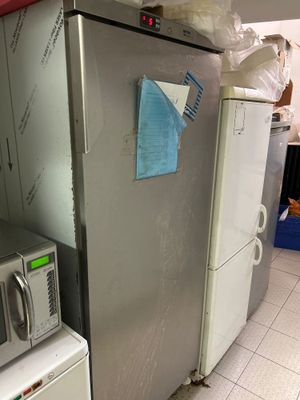 un réfrigérateur et un micro-ondes placés l'un à côté de l'autre dans une cuisine