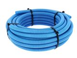 un gros plan d'un tuyau bleu sur fond blanc