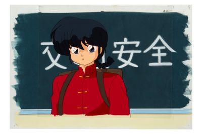 Une femme en uniforme rouge se tient debout devant un tableau noir.