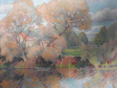 un tableau représentant une maison au bord de l'eau, avec des arbres au premier plan