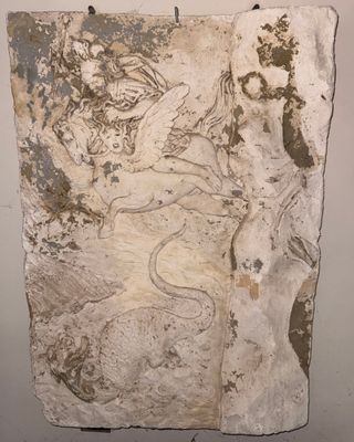 une photo d'un morceau de pierre sur lequel figure un dessin