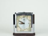 une petite horloge posée sur une table
