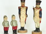 Plusieurs petits soldats sont alignés les uns à côté des autres sur une surface blanche