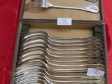 beaucoup de cuillères et de fourchettes dans une boîte posée sur une table