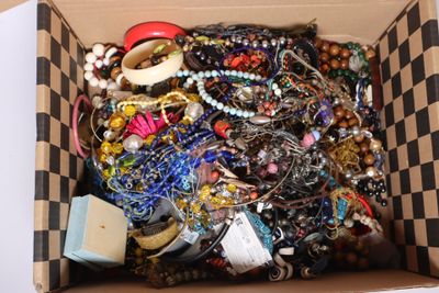 une boîte remplie de bijoux assortis sur une table