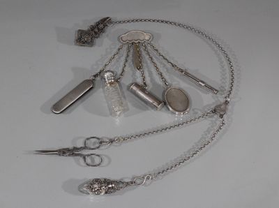 beaucoup d'objets en argent posés sur une table