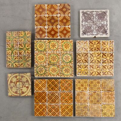 un lot de six carreaux présentant différents motifs