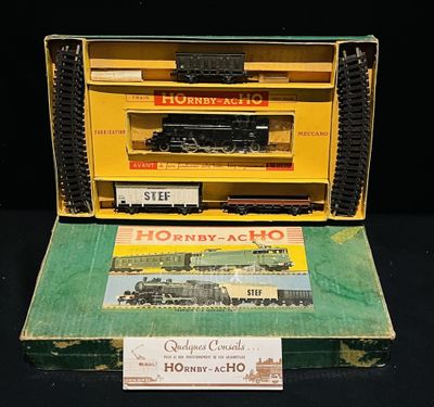 une boîte contenant un train sur une table
