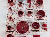 beaucoup d'objets rouges et blancs sur une table blanche