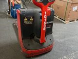 un chariot élévateur rouge et noir dans un entrepôt