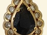 une photo en gros plan d'un pendentif en forme de diamant noir et blanc