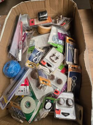 une boîte en carton remplie d'objets hétéroclites sur le sol
