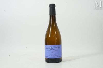 une bouteille de vin posée sur une table