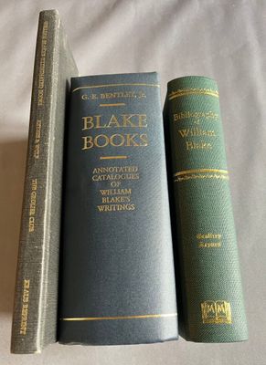trois livres posés l'un à côté de l'autre sur une table