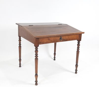 une vieille table en bois surmontée d'un tiroir