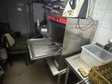 une photo d'une cuisine où l'on voit beaucoup de nourriture