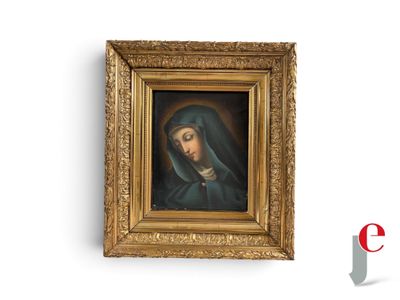 une image représentant un tableau d'une femme vêtue d'une robe bleue