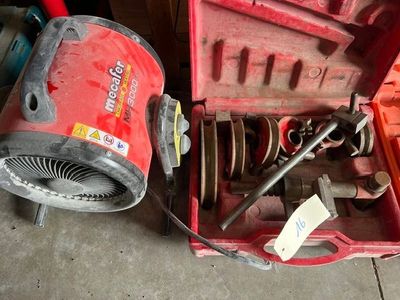 une boîte rouge contenant un ventilateur