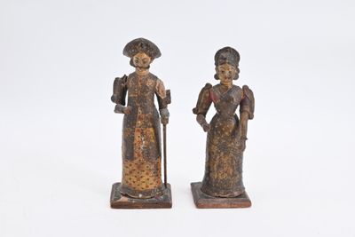 paire de figurines anciennes en bois représentant deux femmes avec des cannes