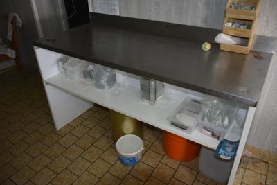 Table de préparation, dessus inox, support mélaminé blanc, en l'état - Photo 1